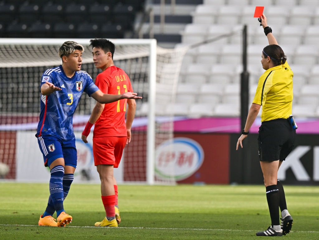VARによってレッドカードを提示された西尾隆矢。今大会はレフリングに留意すべきものとなるかもしれない　©Getty Images