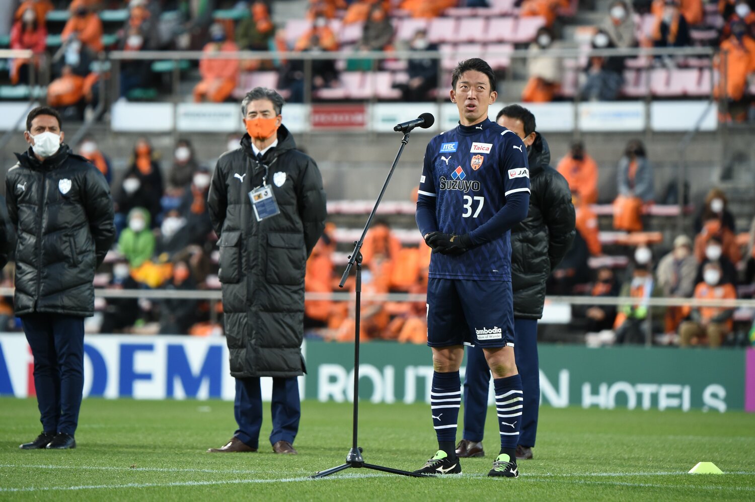 サポーターに挨拶する権田　©︎J.LEAGUE