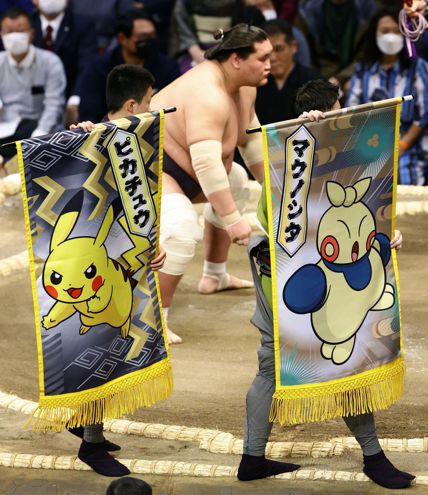 九州場所で日本相撲協会は「ポケモン」と史上初コラボ。ピカチュウなどの懸賞旗が毎日登場している　©KYODO