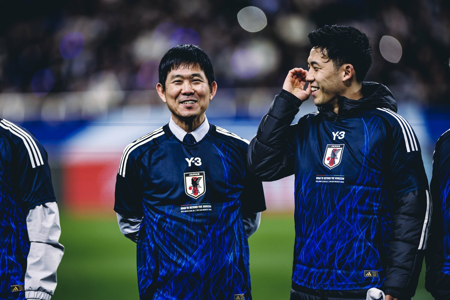 3月20日、バーレーン戦後。W杯出場を決め、キャプテン遠藤航と笑顔で話す　©Kiichi Matsumoto