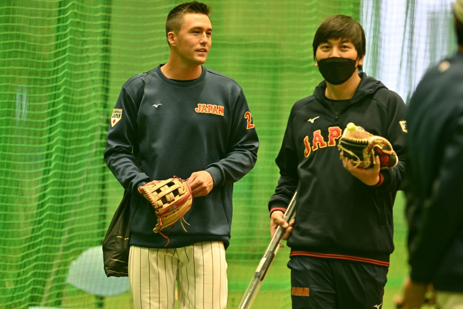 5日の室内練習にて、ヌートバーと行動を共にする水原通訳　©Naoya Sanuki