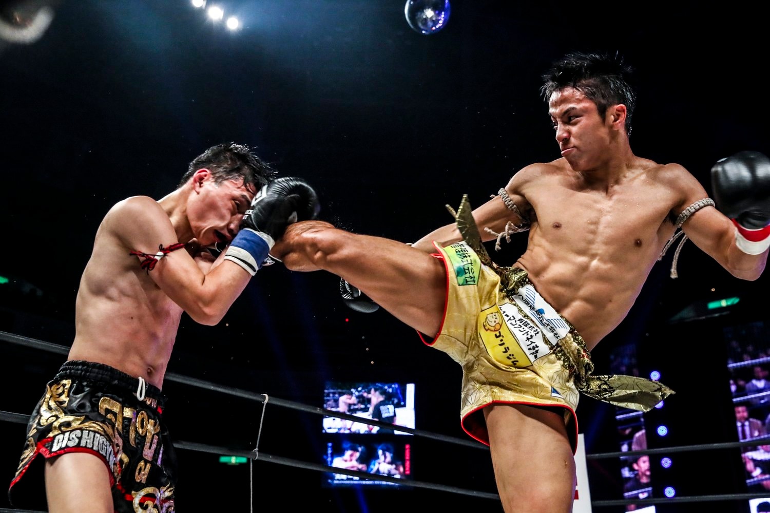 2018年12月にも石井一成（右）は大崎一貴とぶつかっている　©️KNOCK OUT Susumu Nagao