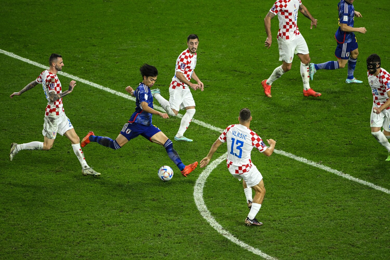 クロアチア戦での三笘薫のシュート　©Takuya Sugiyama/JMPA