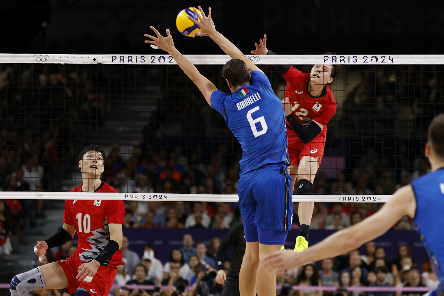 高橋藍のスパイクを防ぐジャンネッリ。セッターながら身長201cmの高さは日本にとって厄介だった　©︎TAG PHOTO