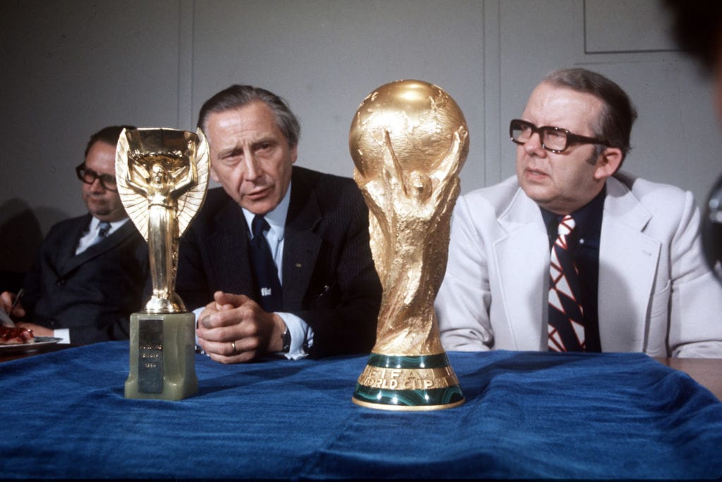 初代と2代目W杯トロフィーが並んだ瞬間※73年撮影　©Getty Images