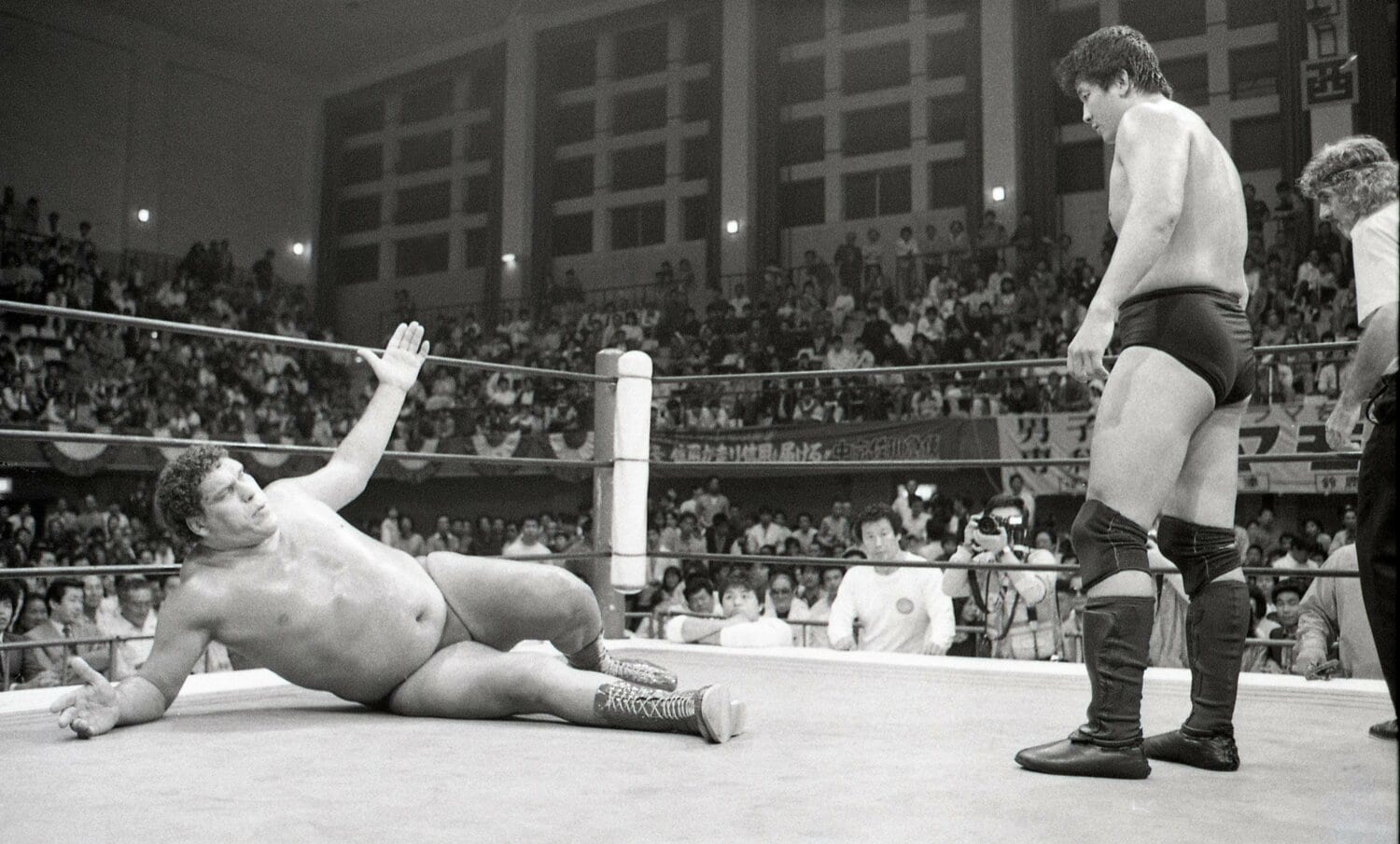 前田のヒザ蹴りにより倒れたアンドレは立ち上がることなく、無効試合となった　©東京スポーツ新聞社