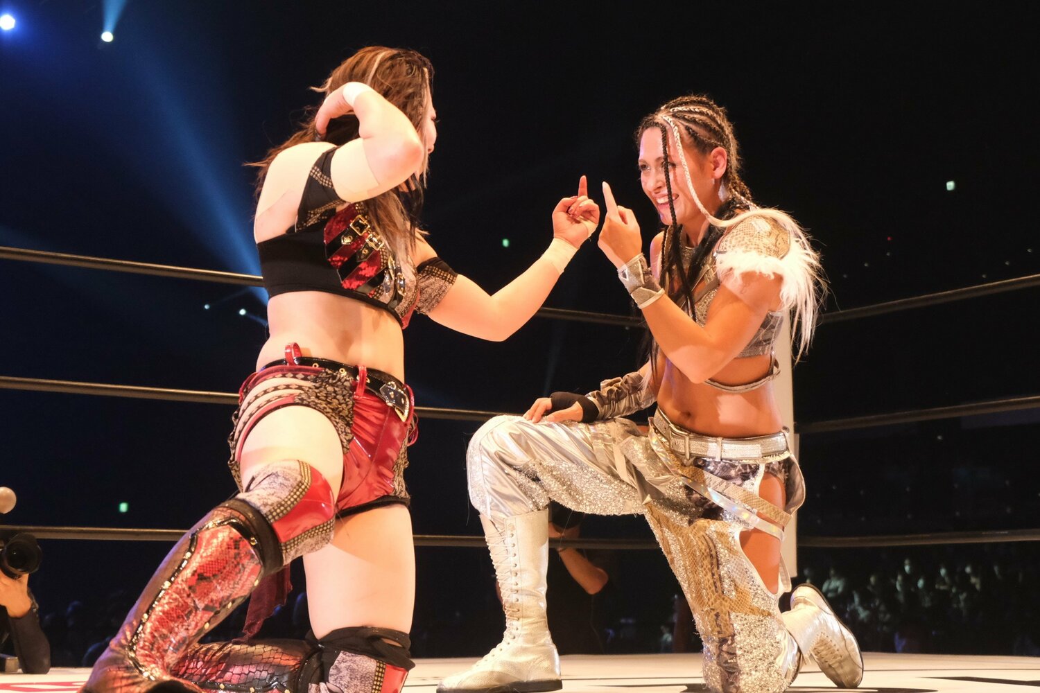 互いに人差し指を立て合った二人は笑顔だった