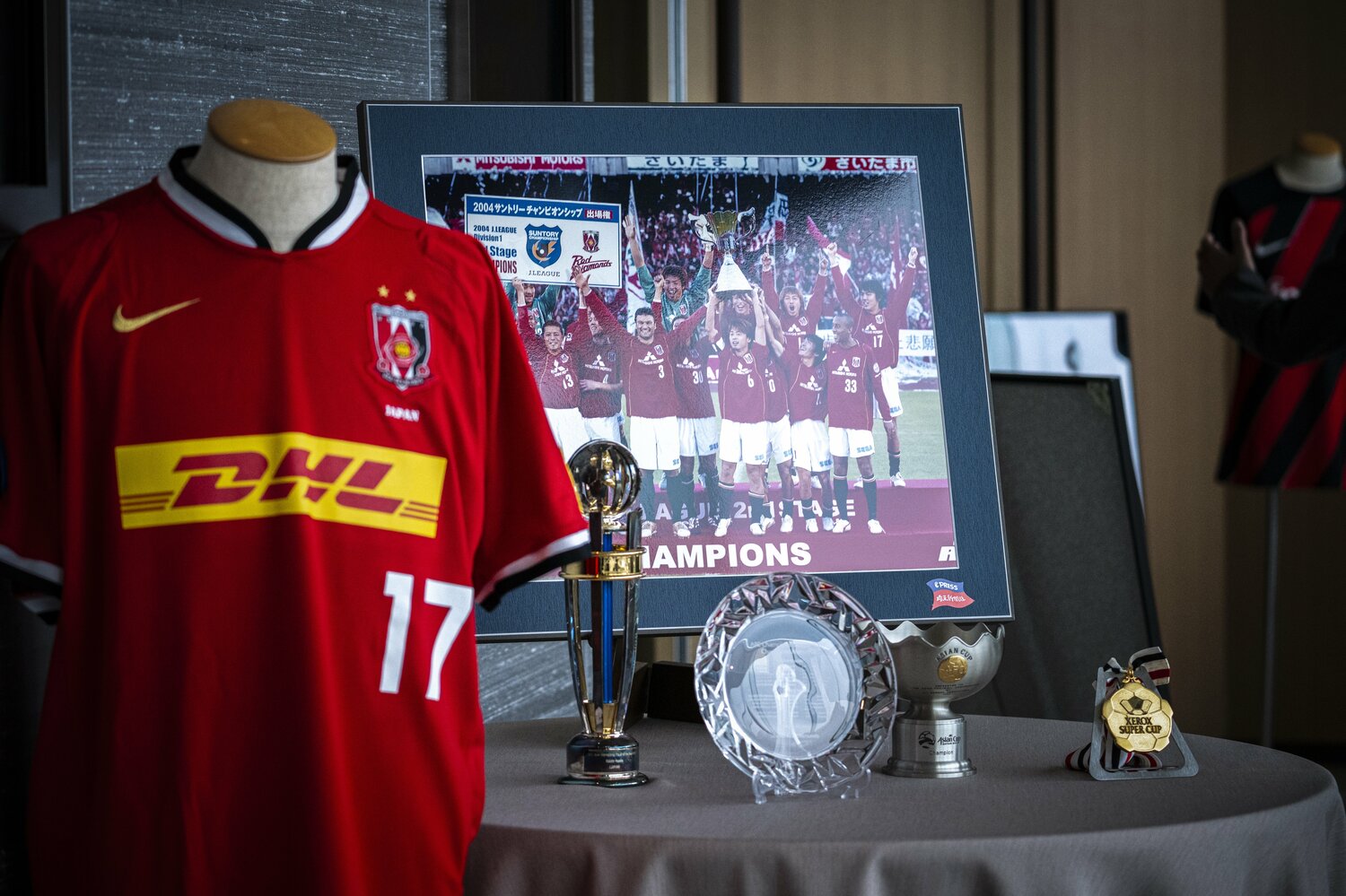 日本での会見では浦和時代のユニフォームも展示された　©Takuya Sugiyama