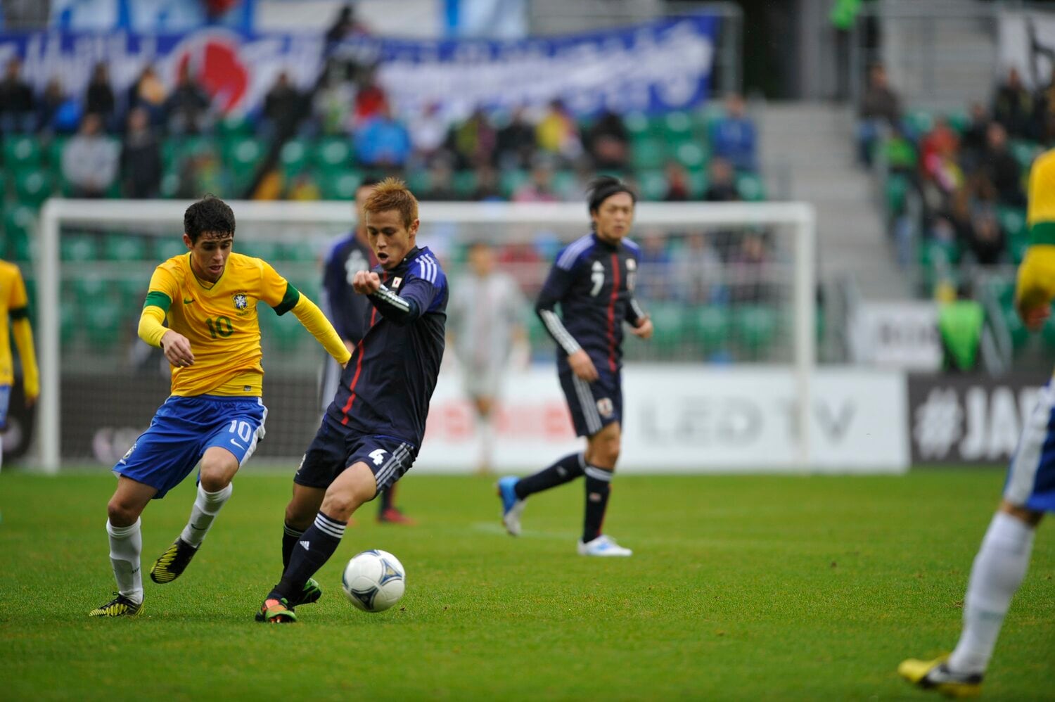 ブラジルの10番オスカルと対峙する本田　©︎Takuya Sugiyama
