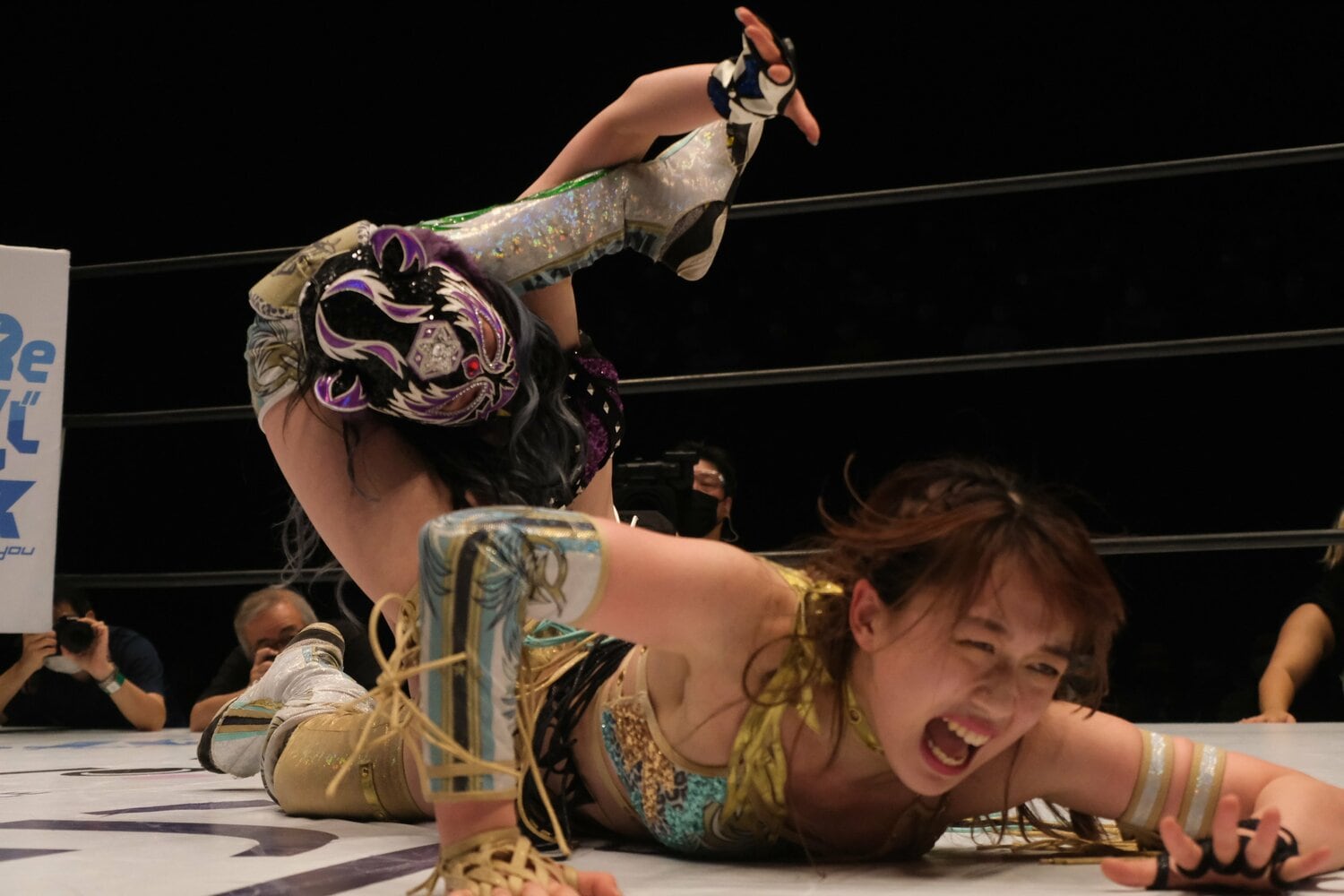 打倒・上谷のための新技「黒虎脚殺」を仕掛けていくキッド。上谷は悶絶しつつロープに手を伸ばす