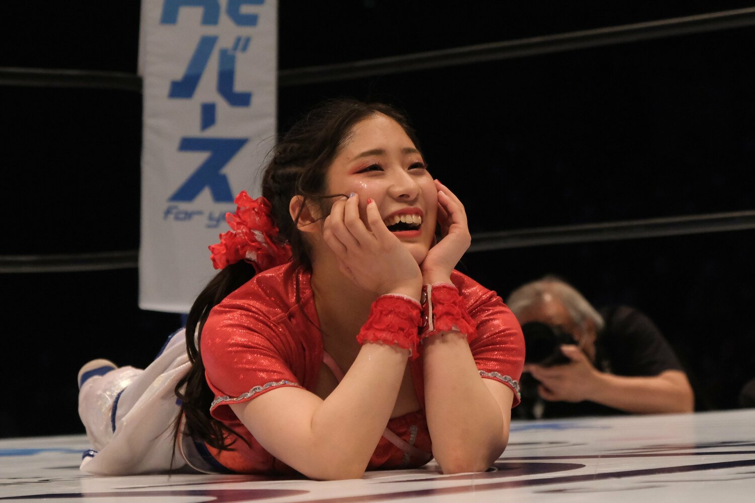 試合中でもこの笑顔、このポーズ。明るさ、楽しさでファンを魅了するメイ