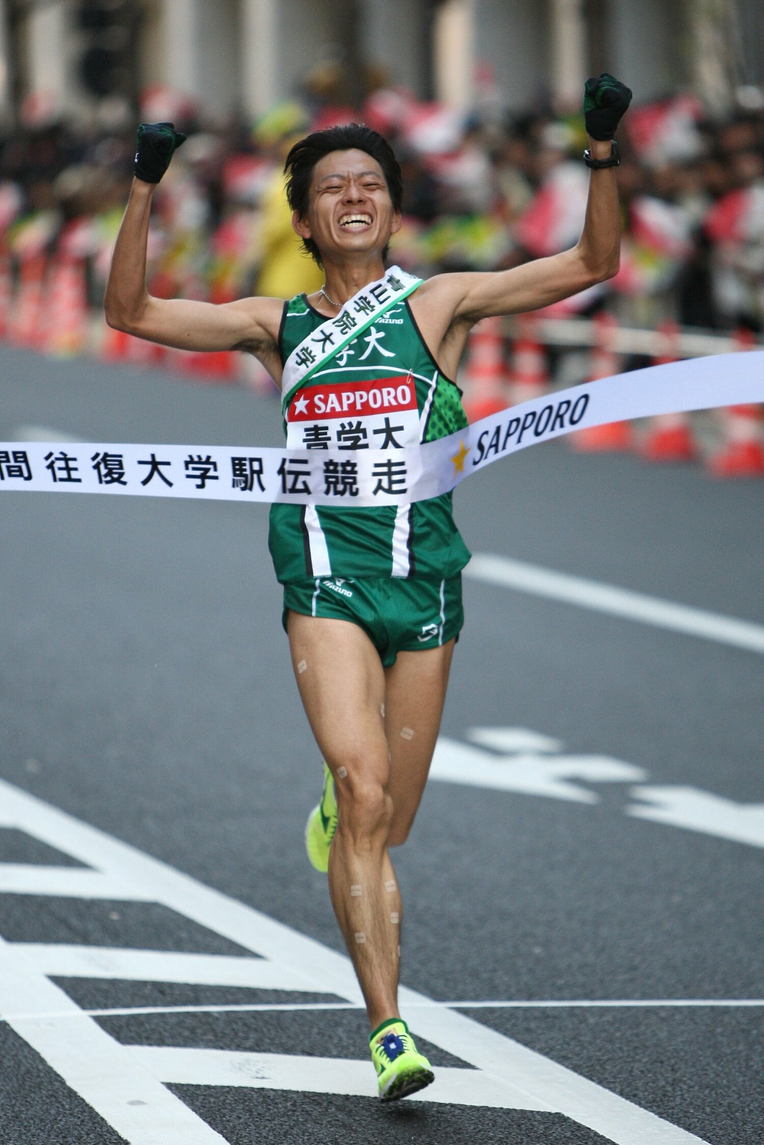 2009年の箱根で22位ながら笑顔でゴールテープを切った青学大の宇野　©AFLO