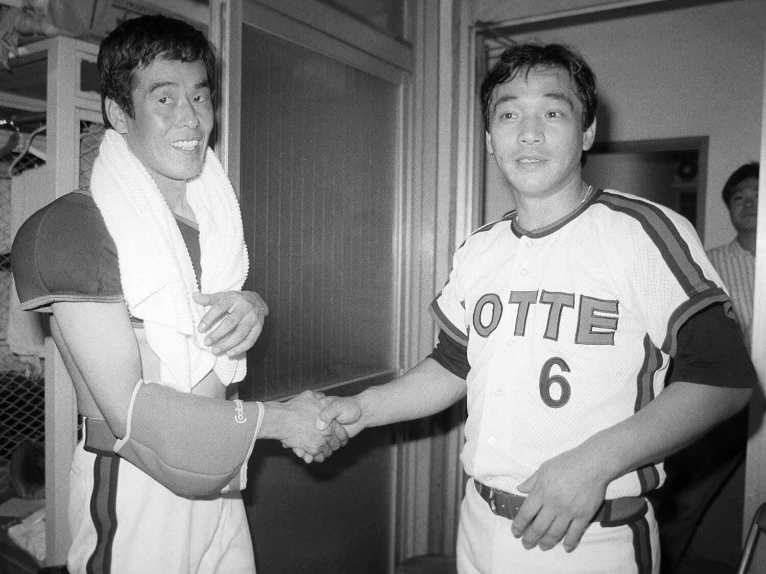 1985年のひとコマ。14勝目を挙げた村田（左）と36号ホーマーを打った落合がガッチリ握手　©Kyodo News