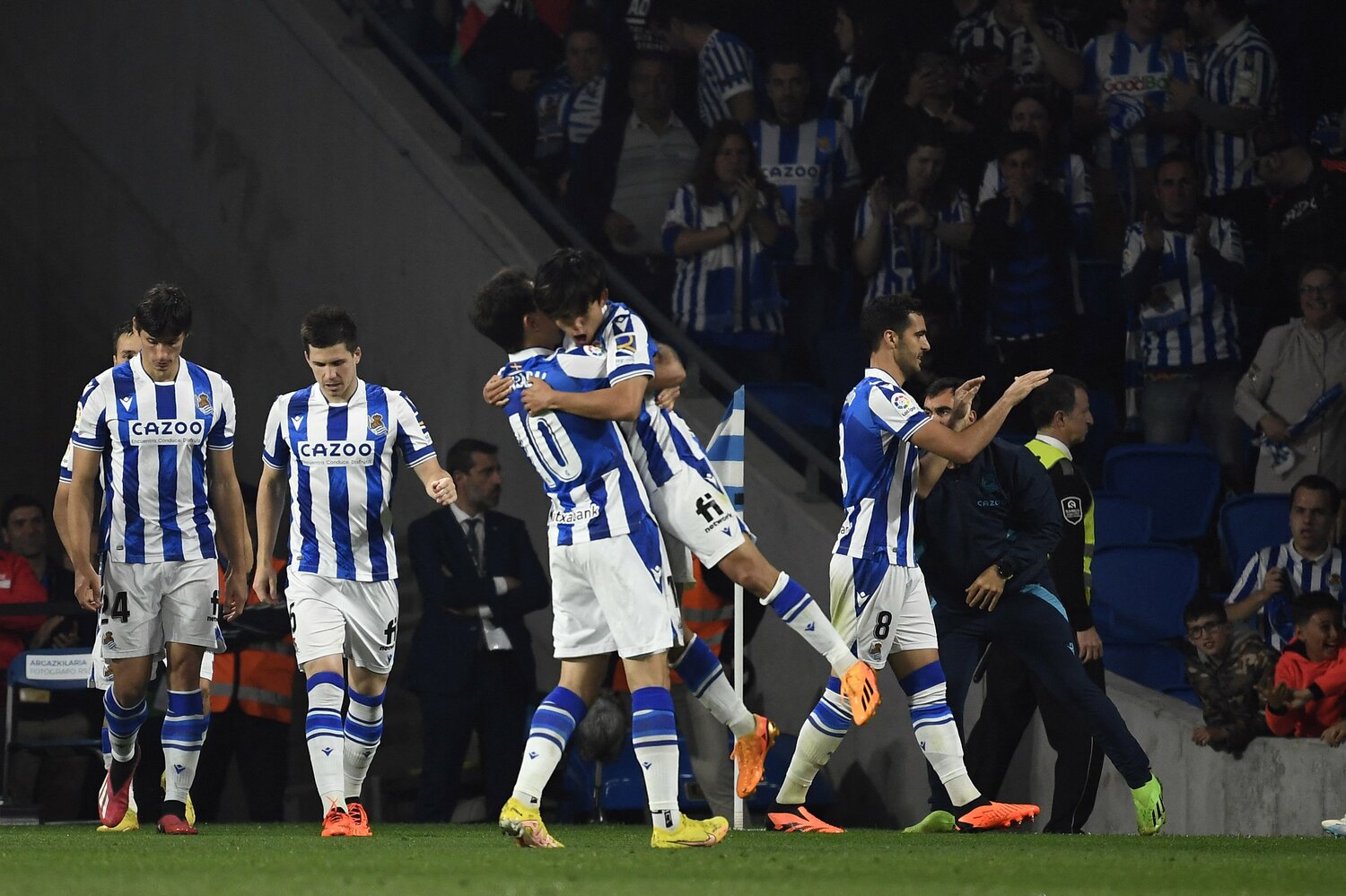 オヤルサバルとハグする久保　©AFP=JIJI PRESS