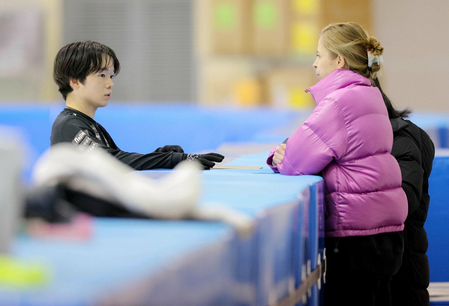 練習中に鍵山に声をかけるコストナーコーチ　©︎JIJI PRESS