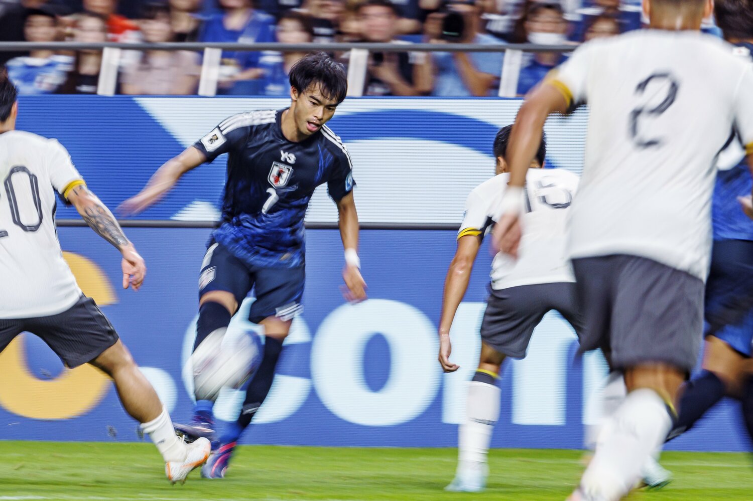 左サイドで圧倒的な優位性を作るなど、三笘は「三球王」の異名に相応しいクオリティだった　©Kiichi Matsumoto