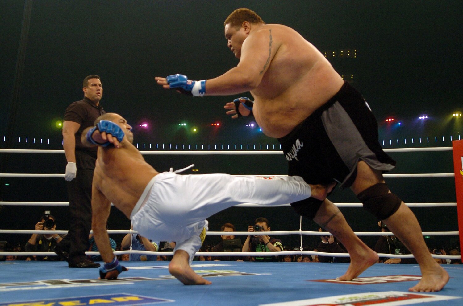 曙のヒザを狙ったホイス・グレイシーのローキック ©Essei Hara