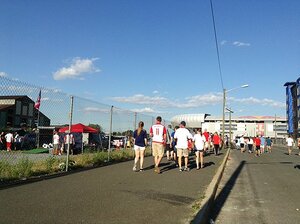 レッドブルスタジアムに向かう途中の道。駐車場はバーベキューにいそしむファミリーだらけ。