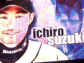 Fans, behind Ichiro. ファンはイチローの味方である。