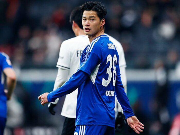 「1年前はJ2→ドイツ5部」上月壮一郎22歳の堂々1部デビュー…長谷部誠と握手、鎌田大地vs吉田麻也のW杯組対決も〈現地撮影〉＜Number Web＞ photograph by Daisuke Nakashima