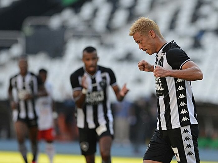 本田圭佑ブラジル初戦を現地取材。メッシ的な自在さ、健在の勝負強さ。＜Number Web＞ photograph by ZUMA Press/AFLO