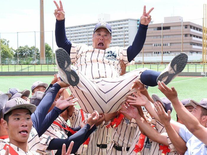 王者・大阪桐蔭を決勝で撃破…「継投で乗り切れた」東大阪大柏原の元プロ監督と「エースに託した」高校野球の名将が明暗を分けたワケは？＜Number Web＞ photograph by SANKEI SHIMBUN
