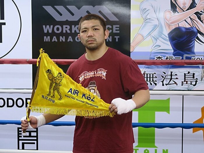 【世界一危険な格闘技】デビュー戦で顔ボコボコ…元ホームレスの“ハンカチ世代”格闘家がミャンマーに学校を建てた話<Number Web> photograph by Tetsuya Urabe