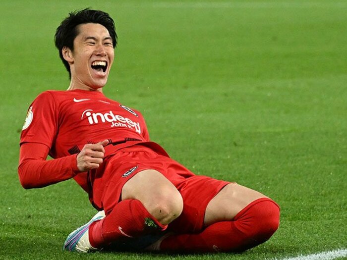 「カマダ獲得？ バカげた話」番記者が笑われた翌日「ミランが接触を認めたぞ」鎌田大地“年俸4億円超オファー”の真偽は…不正会計ユーベも影響か＜Number Web＞ photograph by Fantasista/Getty Images