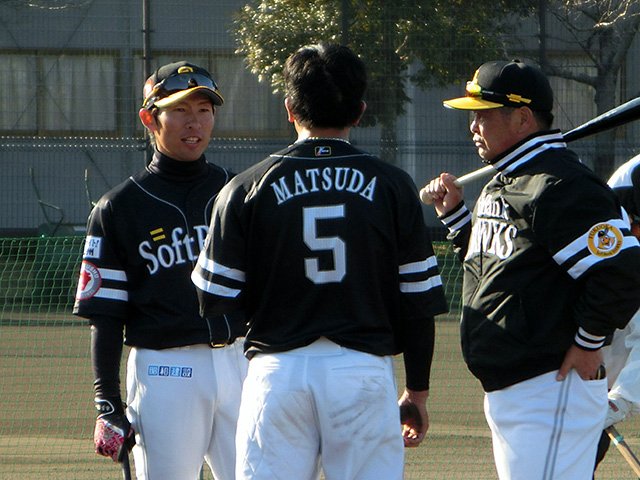 年上の内川、松田にも笑顔とヤジ。新米コーチ本多雄一の奪Sh！改革。 - プロ野球 - Number Web - ナンバー