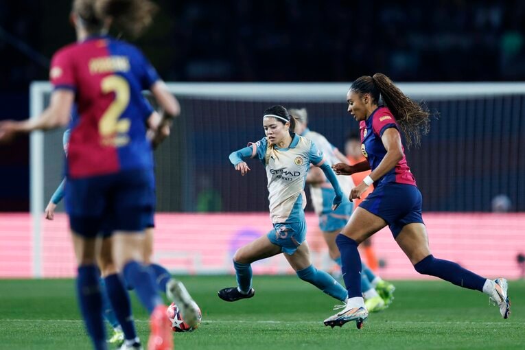 「ユイさん、大好きです」“マンCを熟知”なでしこ新監督ニールセンが就任会見で評価も…長谷川唯と藤野あおばがバルサ戦完敗で見せた素顔(11)