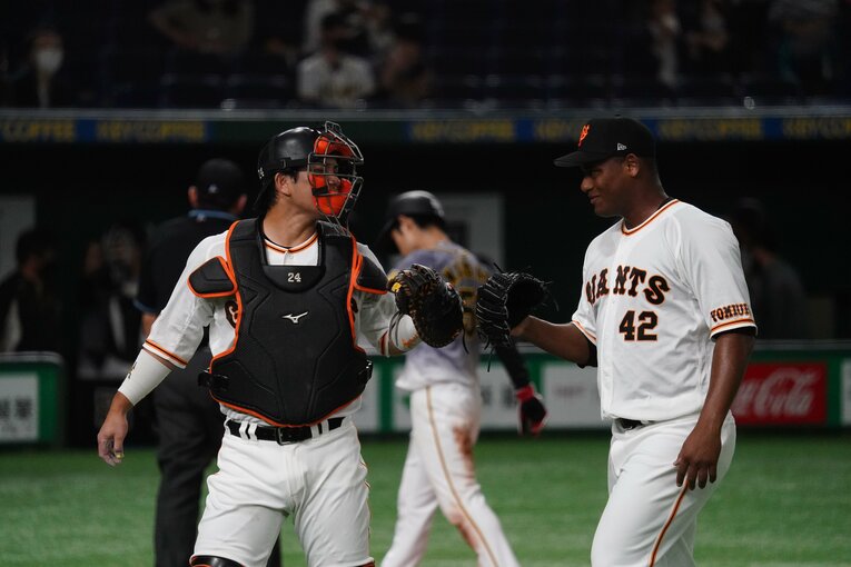 メルセデスと大城卓三（2021年）©︎Hideki Sugiyama