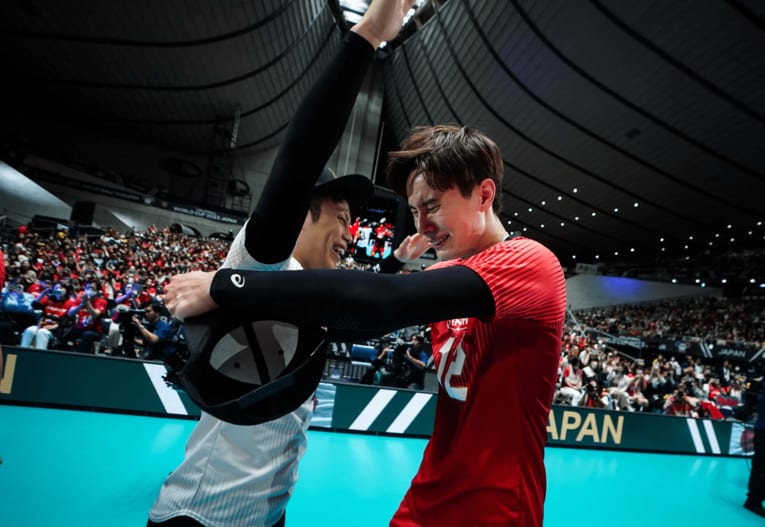 涙が止まらない高橋藍と、いつも笑顔の山本智大　©︎FIVB