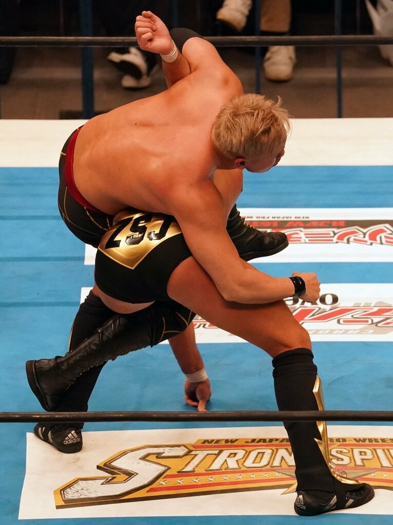 オカダ・カズチカvsザック・セイバーJr.　©Essei Hara