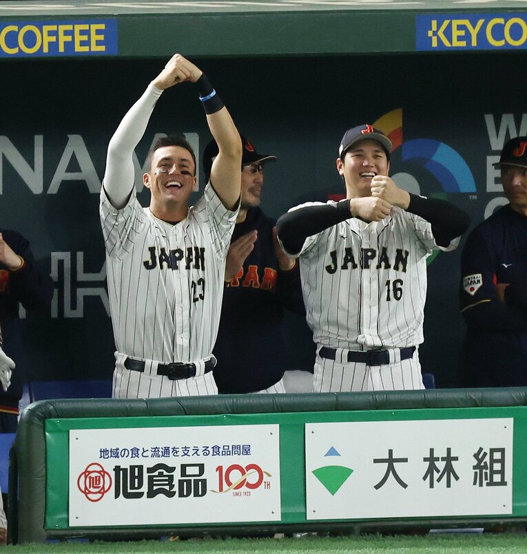 イタリア戦、村上の二塁打にペッパーミル・パフォーマンスで盛り上がるヌートバーと大谷　©JIJI PRESS