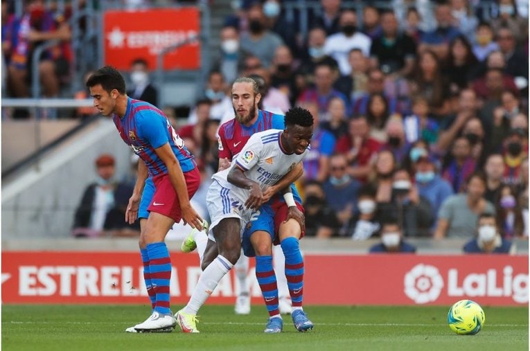 《メッシとロナウド不在の寂しさ》カメラマンが見たクラシコの新風景　17歳ガビや仲良しバルサ＆レアルサポ、殊勲ビニシウスへの“罵倒”(14)