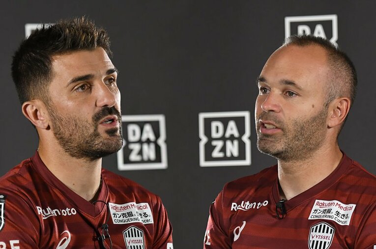 あのイニエスタ（右）とビジャが、12月18日（日本時間19日早朝）に迫るクラシコの魅力を解き明かしてくれた。 ／ photograph by Takamitsu Yoshida / DAZN