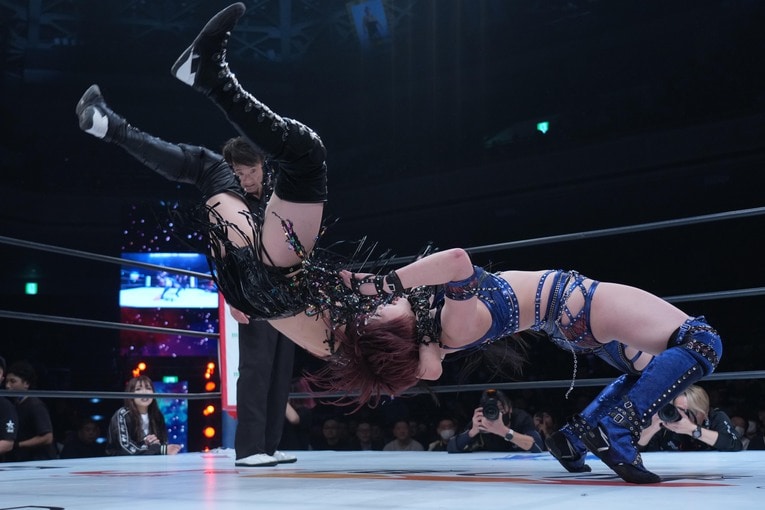 上谷沙弥をスープレックスで投げる安納サオリ　©Essei Hara