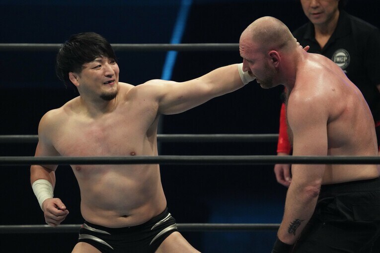 ジョン・モクスリーを殴る成田蓮　©Essei Hara
