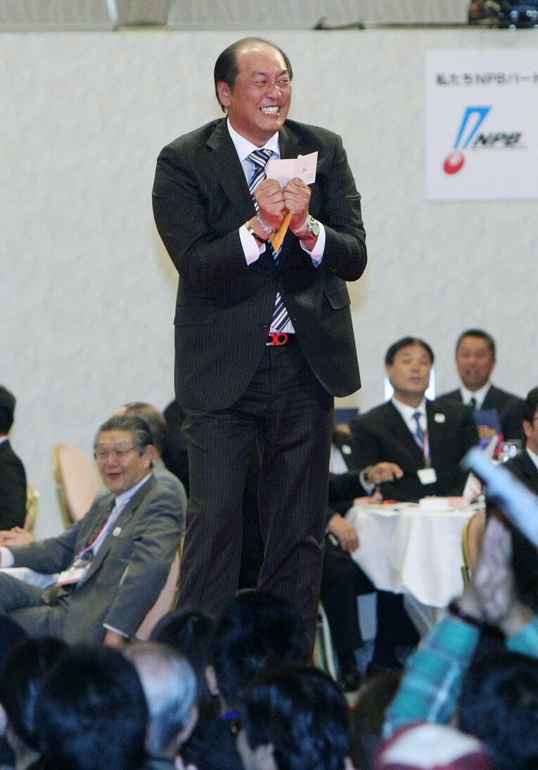 大石獲得時の渡辺久信監督　©JIJI PRESS