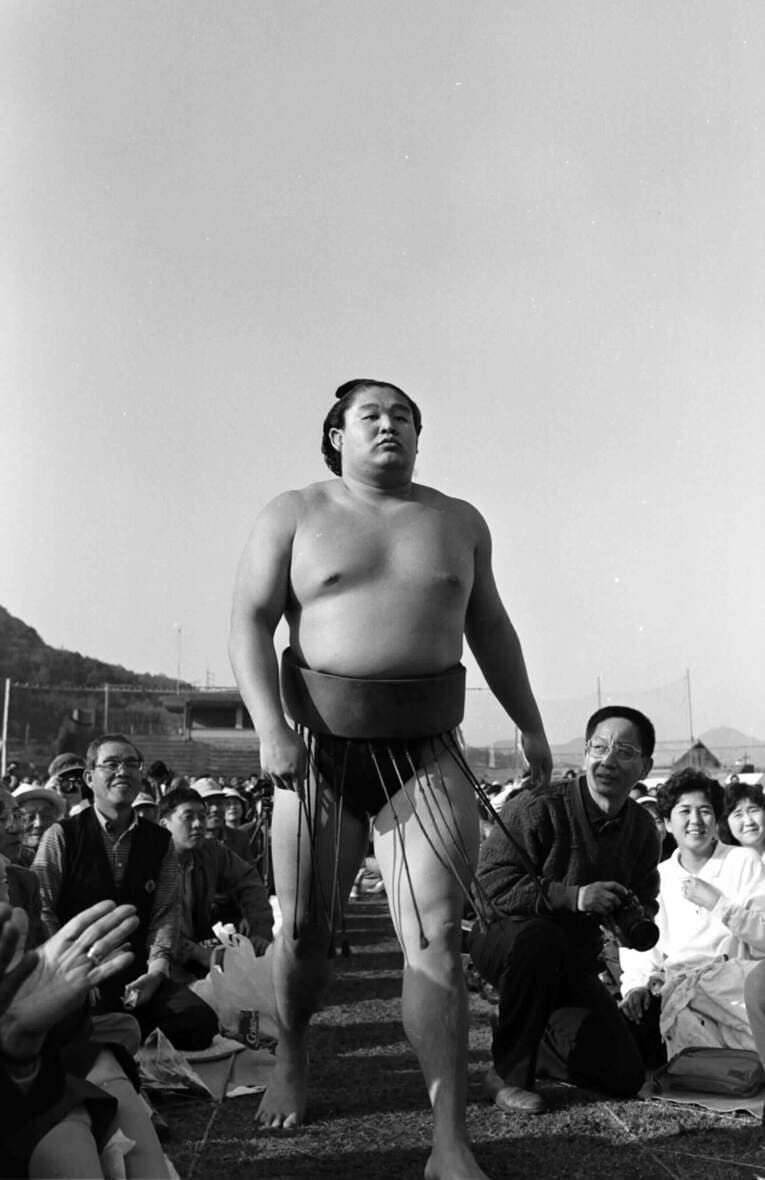 1991年、九州巡業で観客の間を歩く若花田（のちの若乃花）©Sports Graphic Number