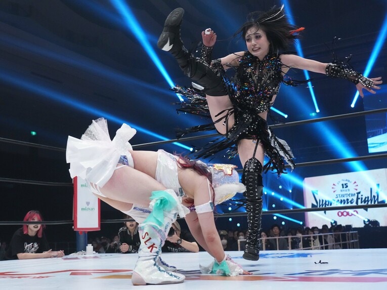 上谷沙弥のキックをかわすスターライト・キッド　©Essei Hara