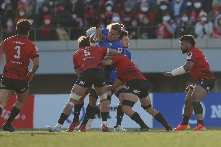 ベン・ガンターにタックルするLOリアキマタギ・モリ　©︎JRLO