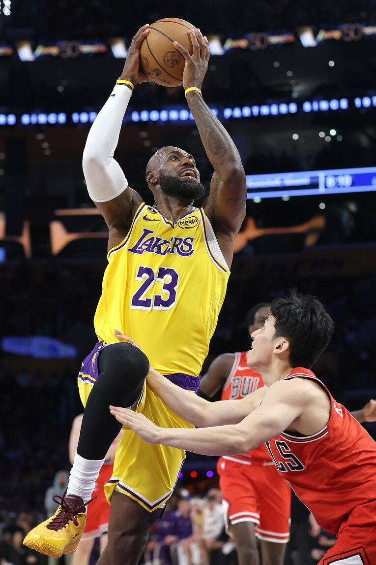 レブロン・ジェームズのシュートミスを誘発した河村勇輝のディフェンス　©︎Sean M. Haffey/Getty Images