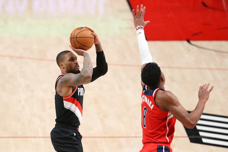 リラードのシュートを防ぐ八村　©Getty Images