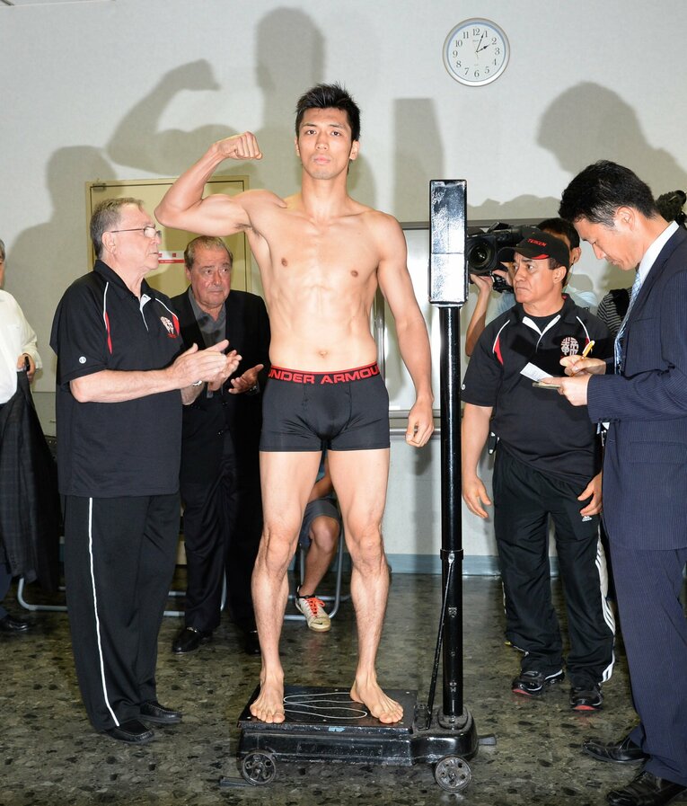 2013年8月デビュー戦に向け、計量をパスして力こぶをみせつける村田諒太。その様子を見つめるサラス（右）　©Sankei Shimbun