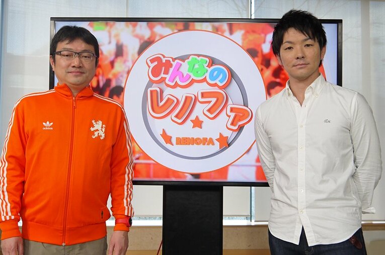 「みんなのレノファ」を支える十川プロデューサー（左）と楢崎アナ。朝の情報番組と思えぬ濃度で、レノファ山口を熱く深く扱っている。 ／ photograph by Atsushi Iio