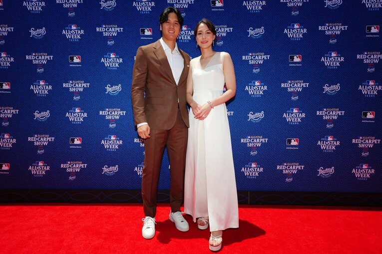 MLBオールスター前日の大谷と妻・真美子さんの2ショット。並んでも身長差がほぼない（全9枚中の3枚目）　©Getty Images