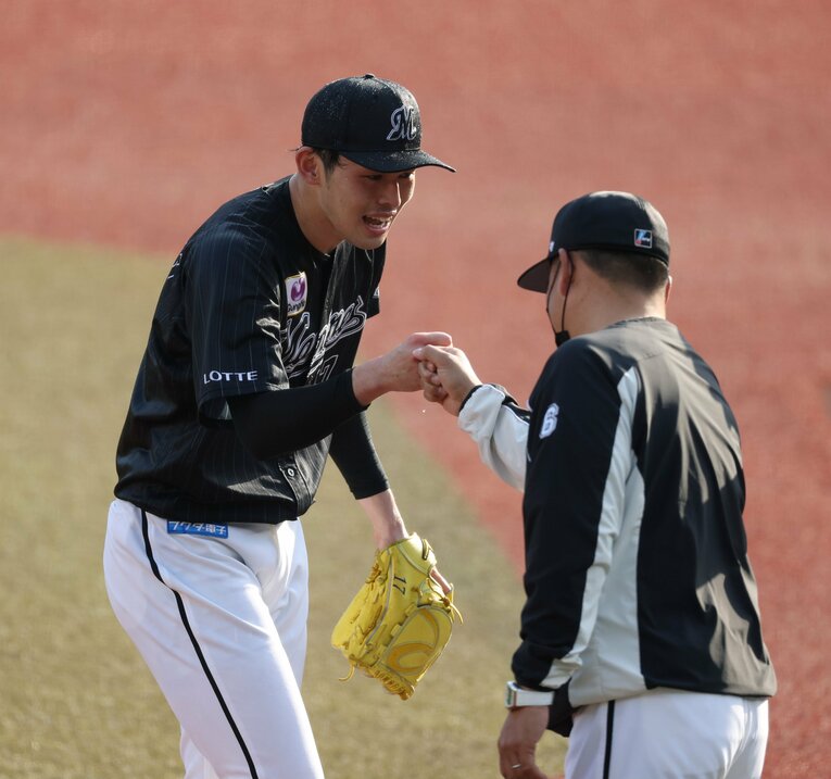 完全試合を達成→井口監督とグータッチの佐々木朗希　©JIJI PRESS