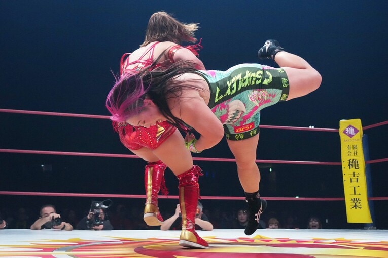 Sareeeにスピアータックルを浴びせる橋本千紘　©Essei Hara