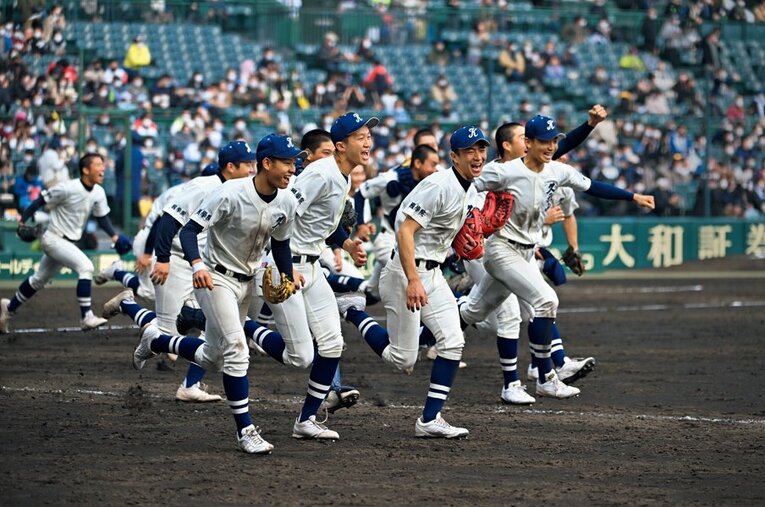 センバツ甲子園準々決勝、4－2で星稜に勝利し笑顔でグラウンドを駆ける國學院久我山ナイン ／ photograph by Hideki Sugiyama